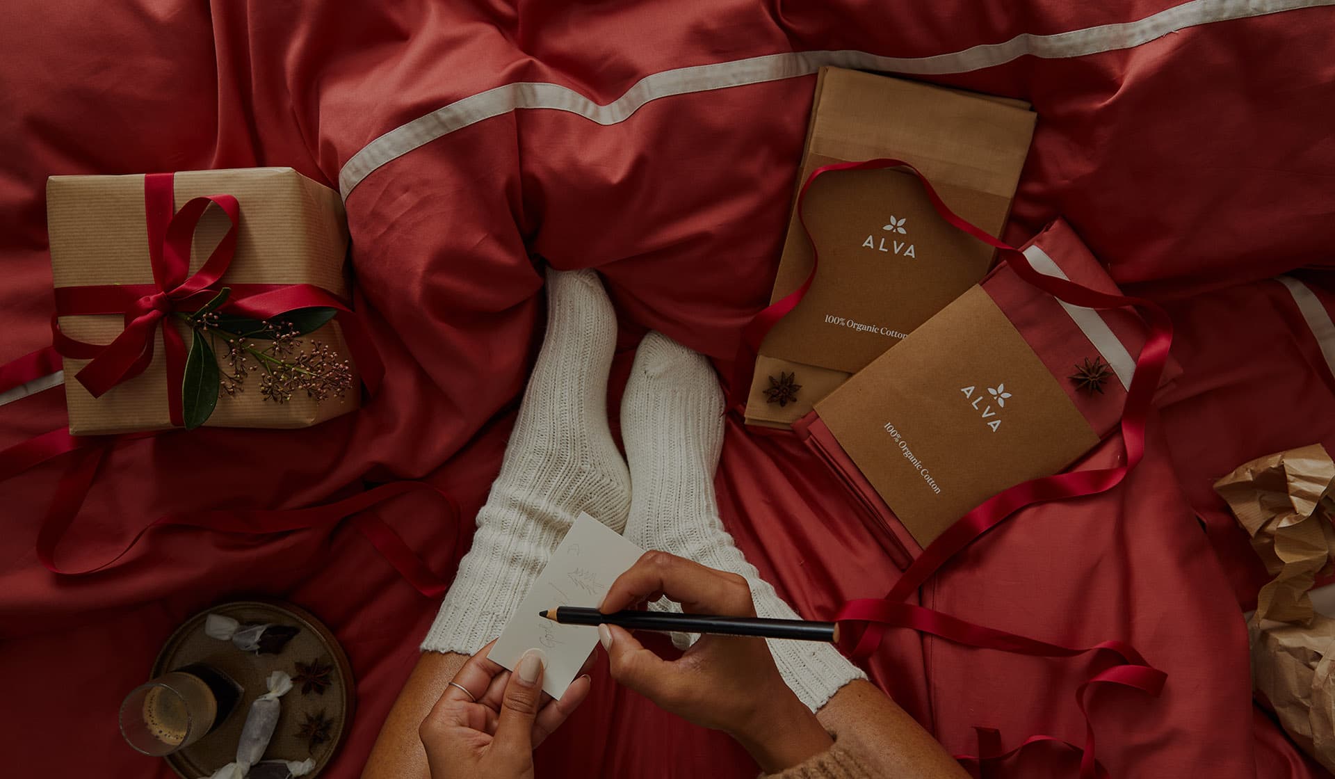 Sängkläder, handdukar, plädar, filtar i ekologisk bomull online. Köp nya hemtextilier från Alva