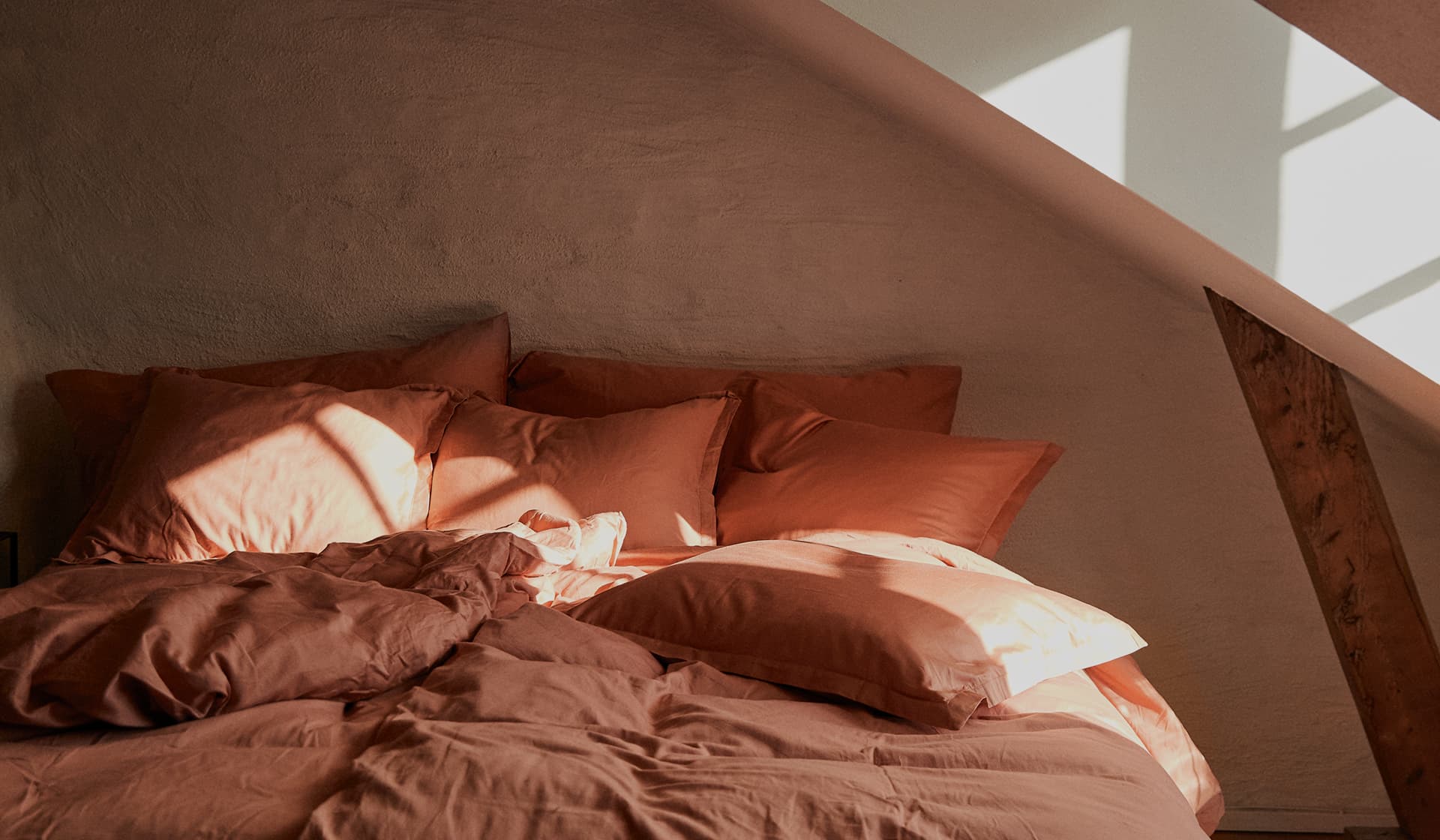 Sängkläder, handdukar, plädar, filtar i ekologisk bomull online. Köp nya hemtextilier från Alva