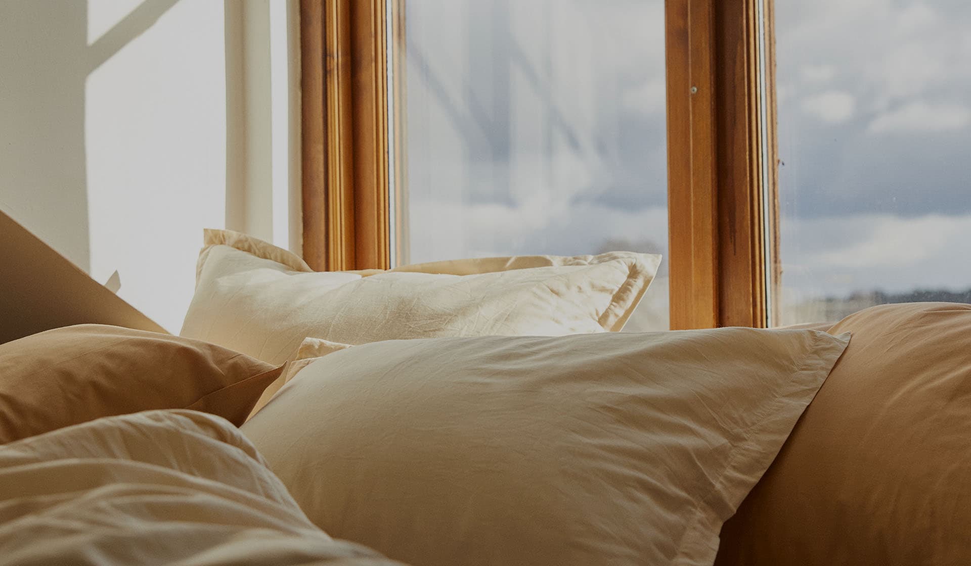 Sängkläder, handdukar, plädar, filtar i ekologisk bomull online. Köp nya hemtextilier från Alva